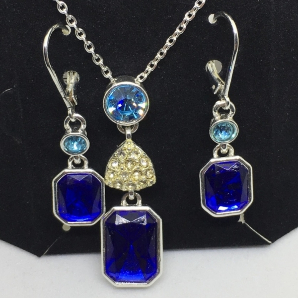 AVON - SPARKLE SURPRISE NECKLACE AND EARRING SET